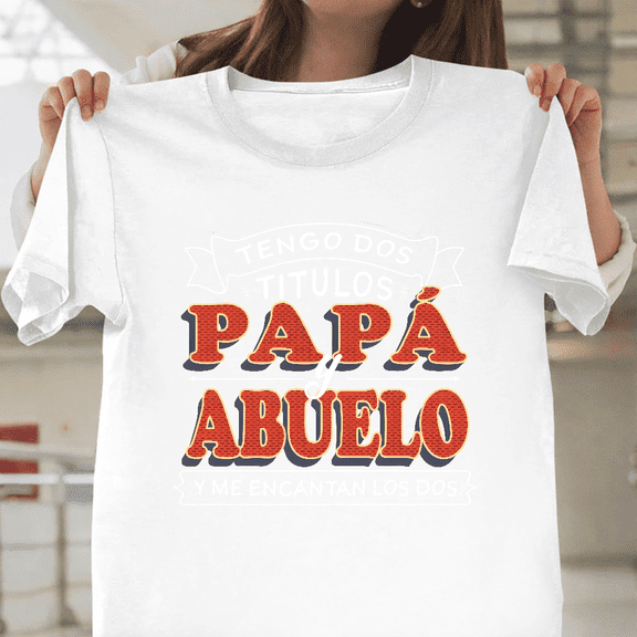 Tengo Dos Titulos Papa Y Abuelo Camisa Dia Del Padre Spanish Art Unisex T-Shirt, for men & women, up to size 5XL.