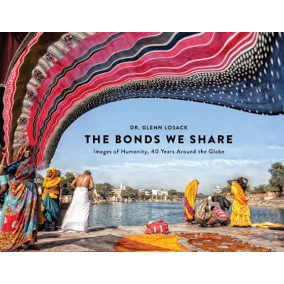 Pre-Owned The Bonds We Share: Images of Humanity, 40 Years Around the Globe (Hardcover) 1948062410 9781948062411
