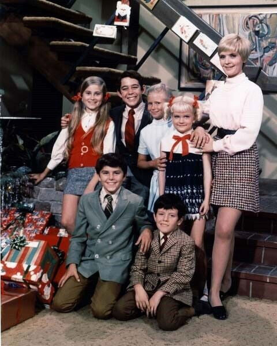 The Brady Bunch 1969 The Voice of Christmas Brady family with gifts ...