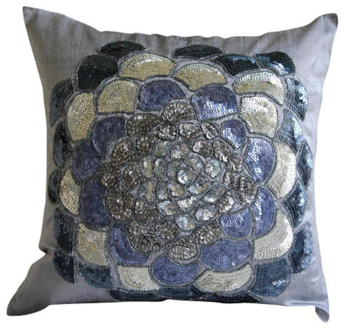 Fodera Per Cuscino Quadrata 55x55 Cm In Art Silk, Colore Argento Con Motivo Damasco - Cuscino Decorativo Per Divano, Camera Da Letto E Salotto (The HomeCentric)