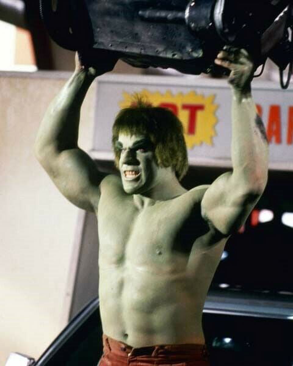 The Incredible Hulk TV series Lou Ferrigno lifts up engine 8x10 inch ...