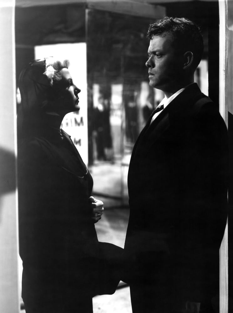 The Lady From Shanghai Canvas Art - (16 x 20)