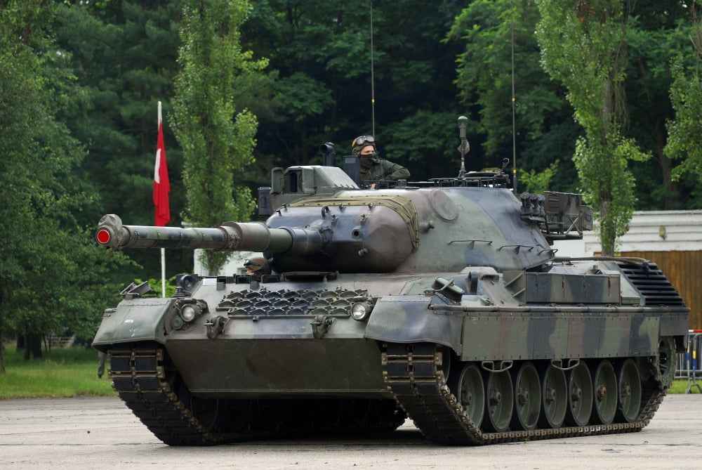 The Leopard 1A5 MBT of the Belgian Army in action Canvas Art - Luc De JaegerStocktrek Images (34 x 23)