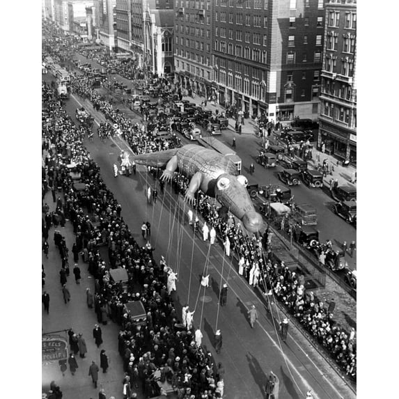 The Macy'S Thanksgiving Day Parade History (18 x 24)
