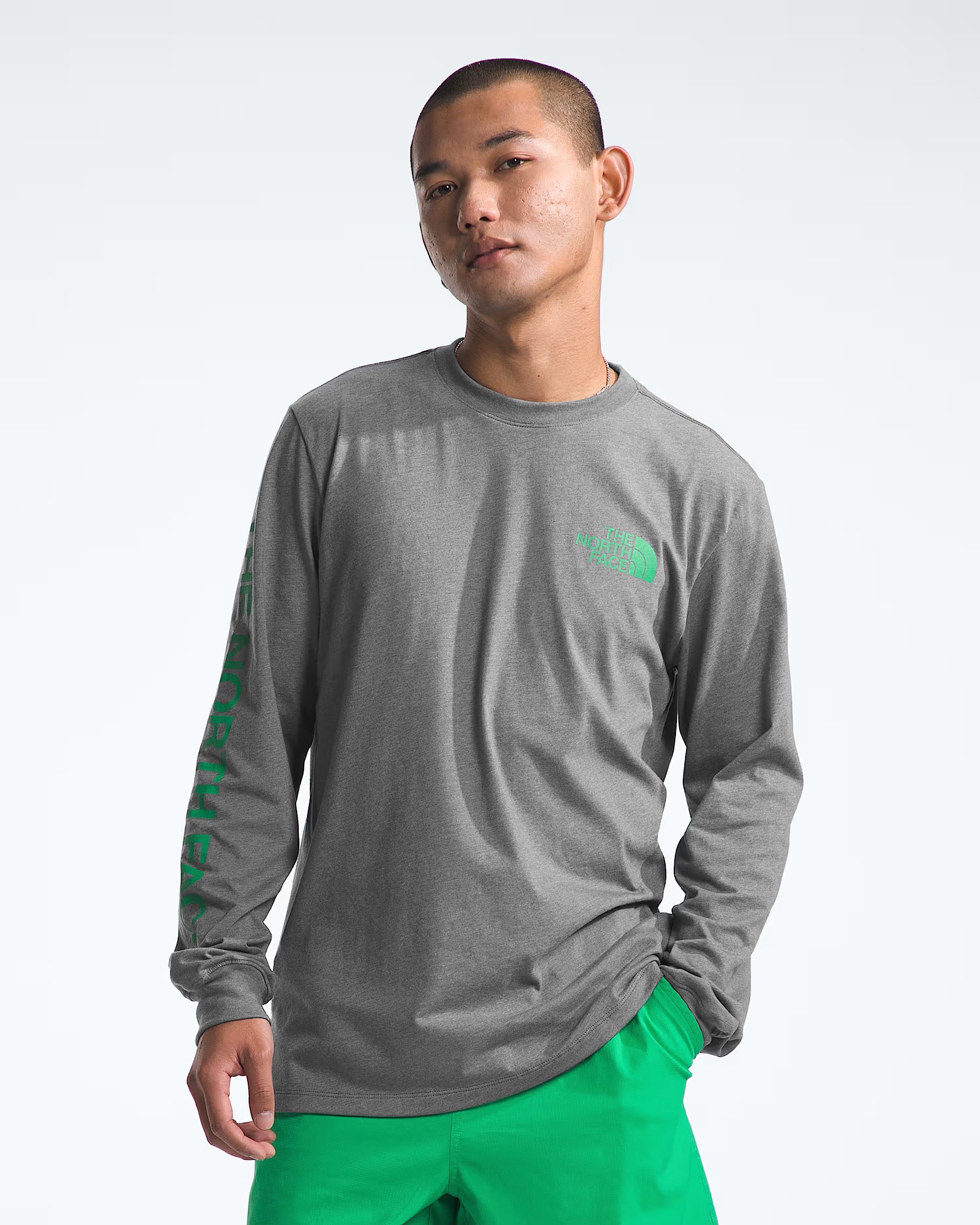 Camiseta manga larga con gráfico en la manga, corte estándar (Hombre) TNF Medium Grey Medium