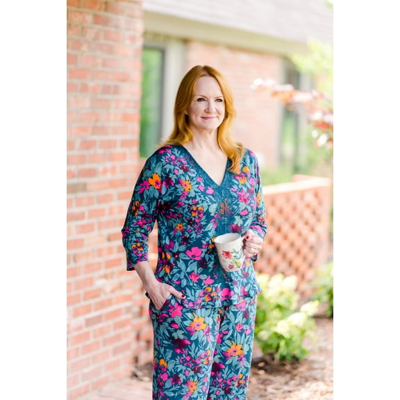 The Pioneer Woman 3/4 Sleeve V-Neck Top and Cropped Pant Pajama Set, 2-Piece, Women's