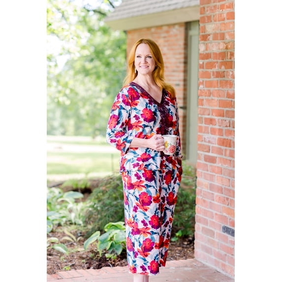 The Pioneer Woman 3/4 Sleeve V-Neck Top and Cropped Pant Pajama Set, 2-Piece, Women's