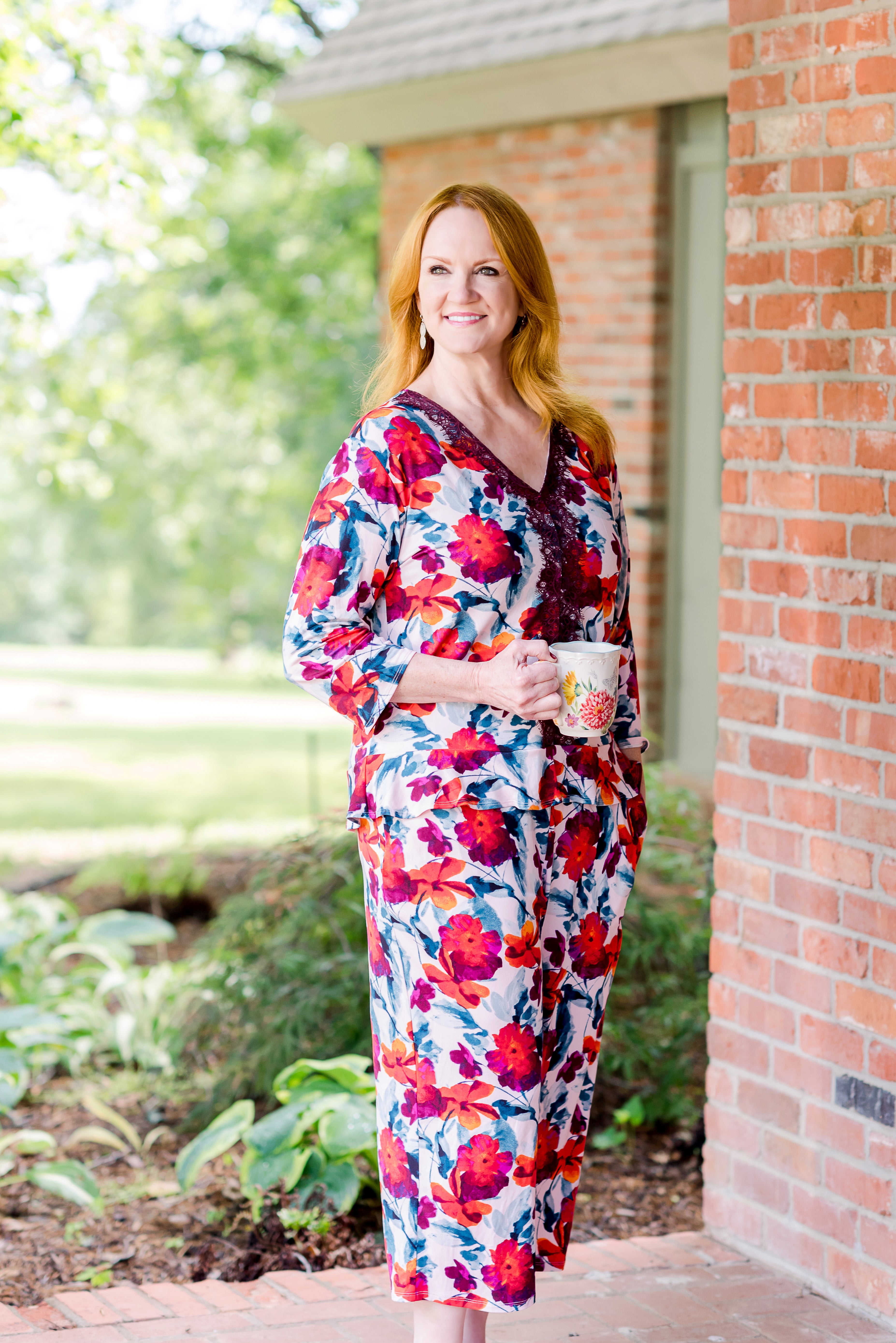 The Pioneer Woman 3/4 Sleeve V-Neck Top and Cropped Pant Pajama Set, 2-Piece, Women's