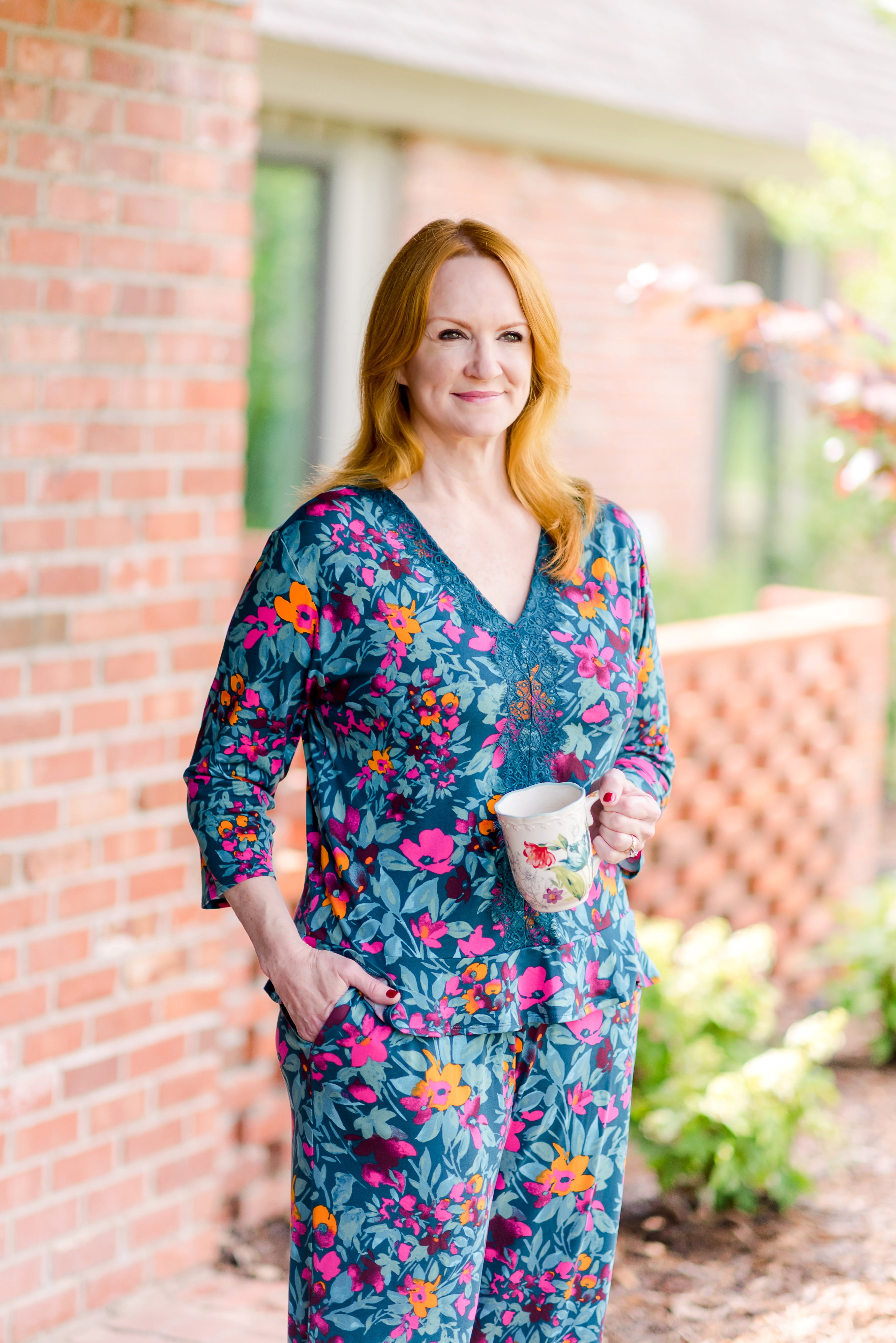 The Pioneer Woman 3/4 Sleeve V-Neck Top and Cropped Pant Pajama Set, 2-Piece, Women's