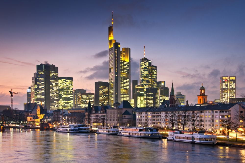 The River Main and modern skyscrapers of Frankfurts business district ...