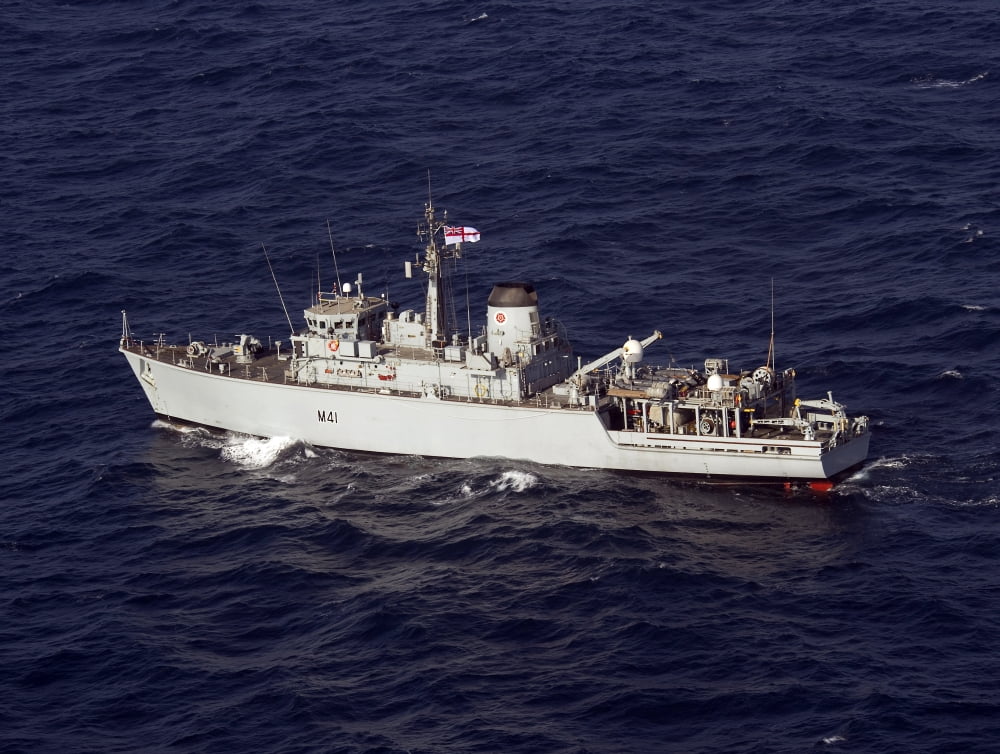 The Royal Navy mine countermeasures ship HMS Quorn Canvas Art - Stocktrek Images (33 x 25)