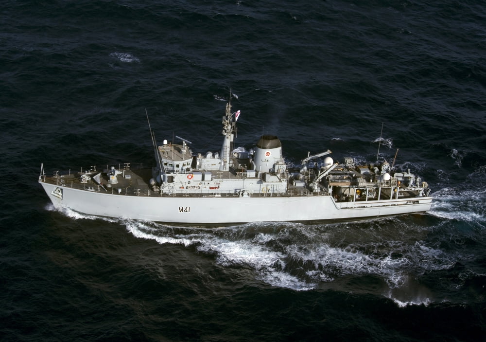 The Royal Navy mine countermeasures ship HMS Quorn Canvas Art - Stocktrek Images (34 x 24)
