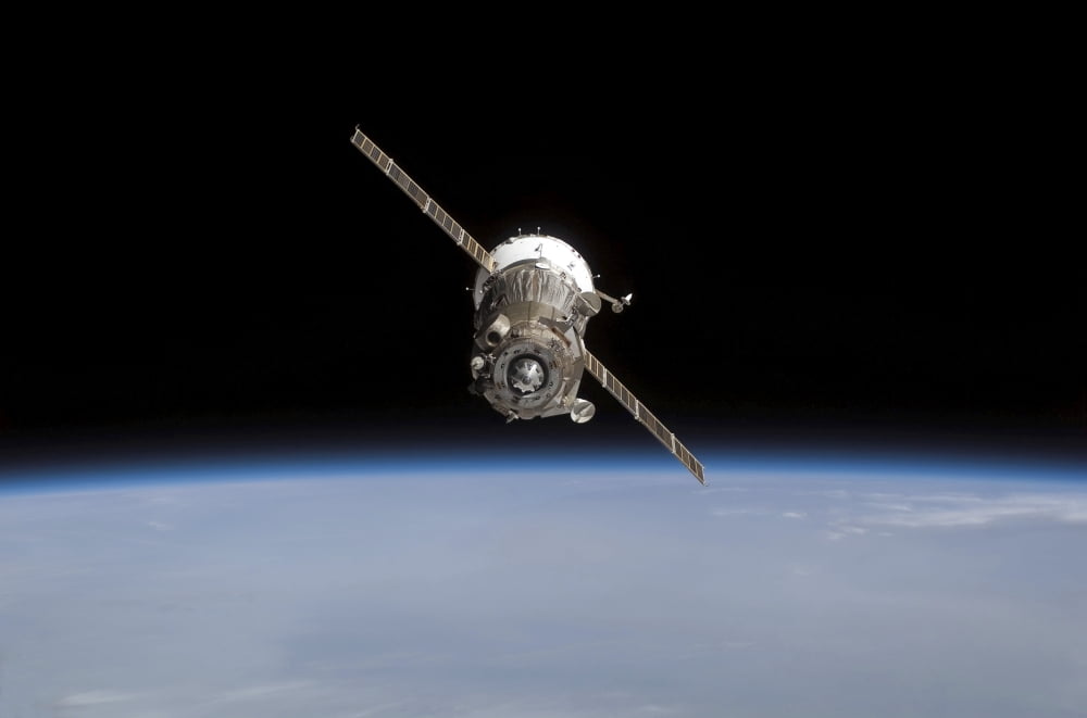 The Soyuz TMA-11 spacecraft above Earths horizon Canvas Art - Stocktrek Images (35 x 23)