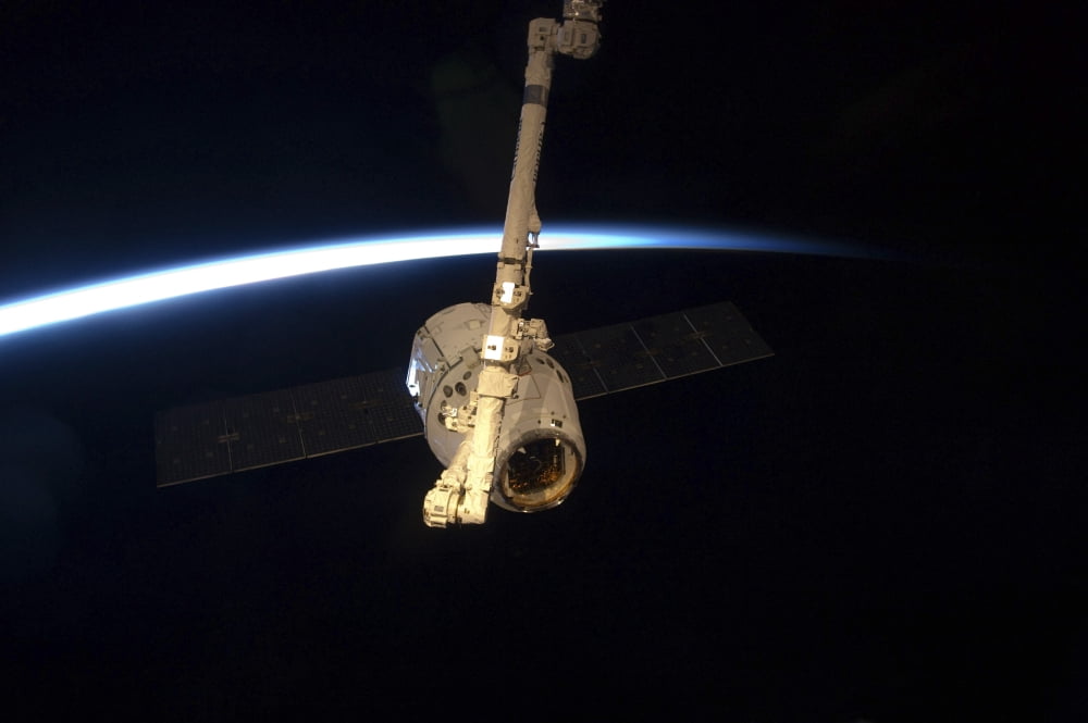 The SpaceX Dragon cargo craft with Earths horizon in the background Canvas Art - Stocktrek Images (35 x 23)