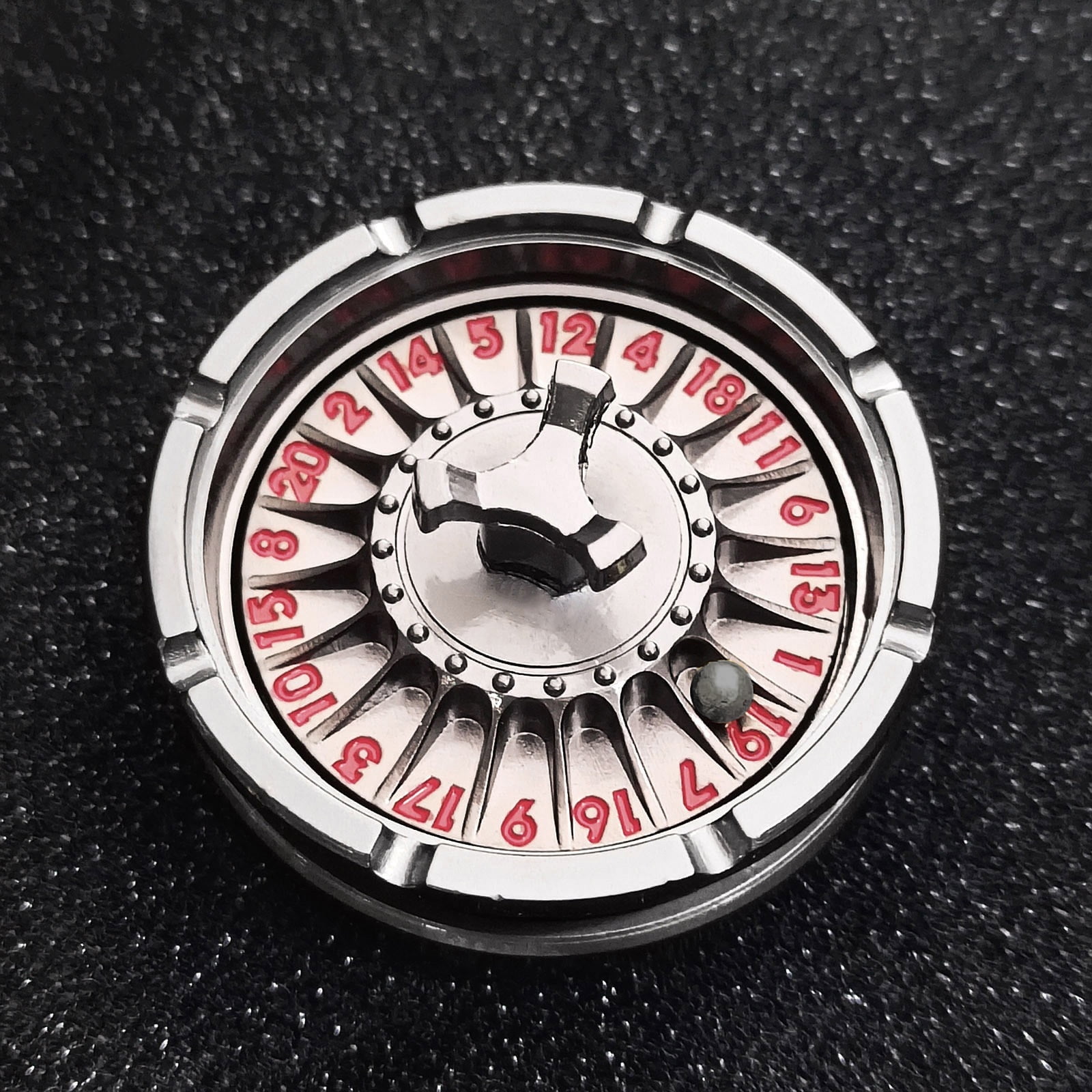 The latest gyro D20 dice punk style dragon pattern board game dice gyro metal turntable probability chooser