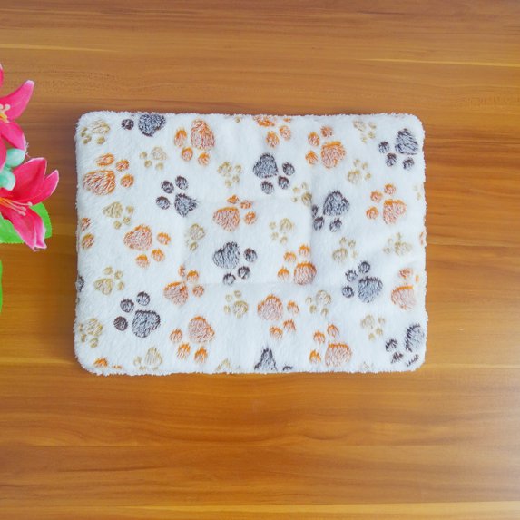 Thickened Flannel Warm Dog Mat for Autumn and Winter Comfortable and Soft Pet Sleeping Mat for Cats and Pet Nests At Home (white,67x48cm)