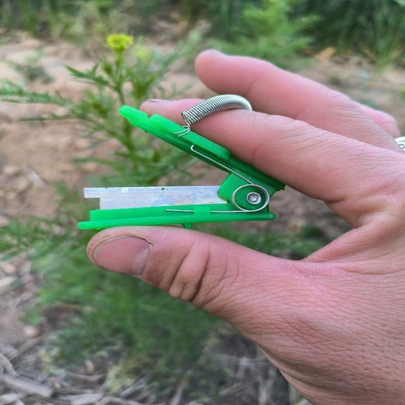 Thumb Pruner Knife, Picking Finger Knife, Gardening Small Guillotine Knife, Multi Function Thumb Fruit Picking Device for Fruit Vegetable Garden Grapes Raspberries Tomatoes and Vegetables