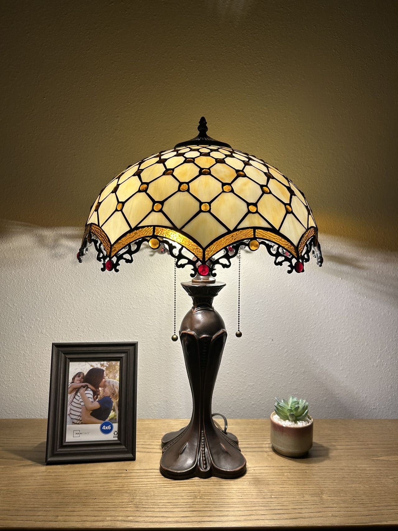 Beige Stained Glass Table Lamp with Pull Chain Switch