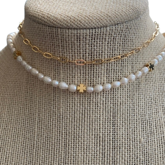 Tiny Clover Pearl Necklace gold and white