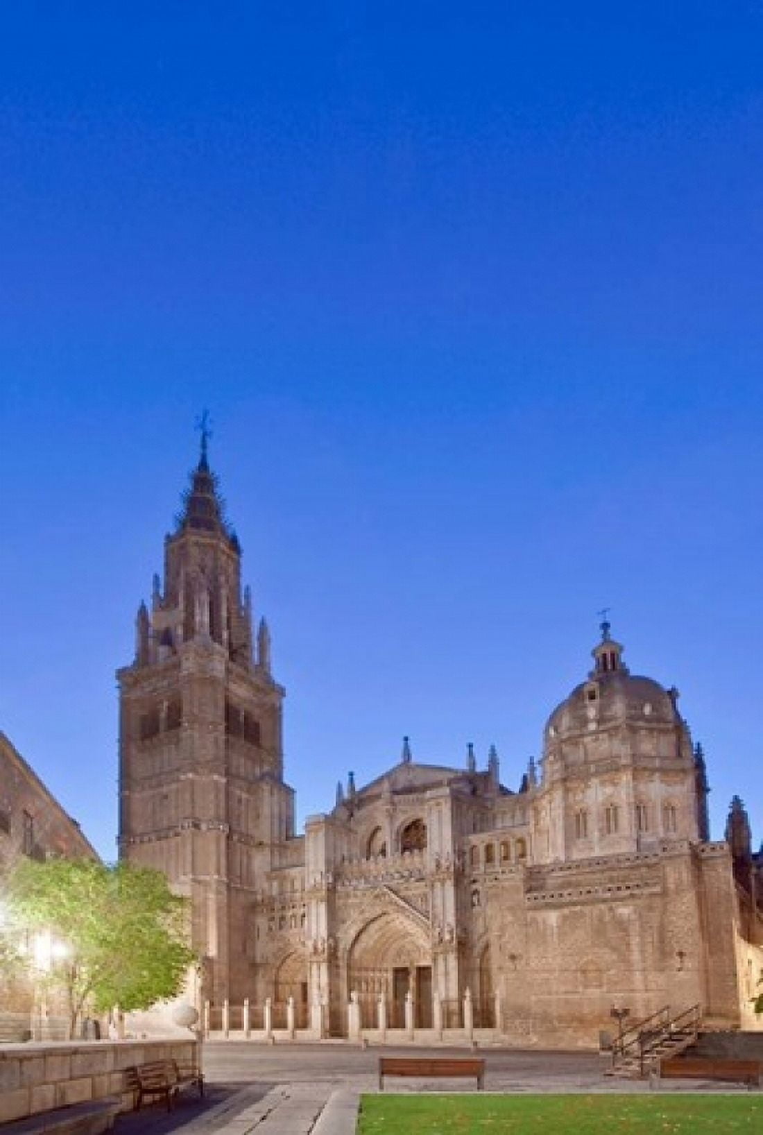 Toledo Cathedral at Dawn Toledo Spain Canvas Art - Rob Tilley DanitaDelimont (24 x 36)