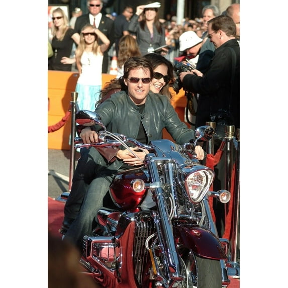 Tom Cruise, Katie Holmes At Arrivals For War Of The Worlds Premiere, Grauman'S Chinese Theatre, Los Angeles, Ca, June 27, 2005. Photo By Tony GonzalezEverett Collection Celebrity