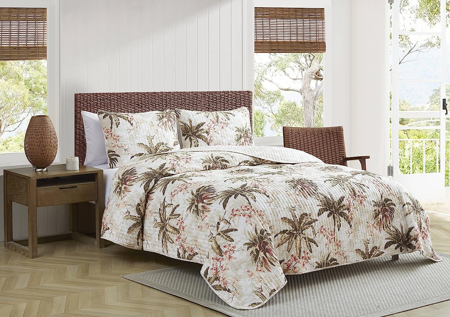 Tropical White Full/Queen Reversible Cotton Quilt Set with Palm Design