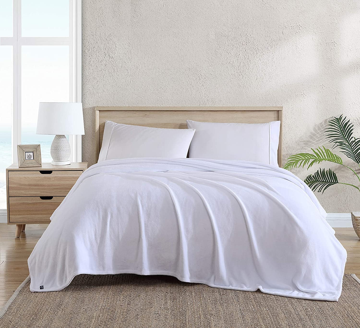 Island-Inspired White Ultra Soft Plush King Blanket