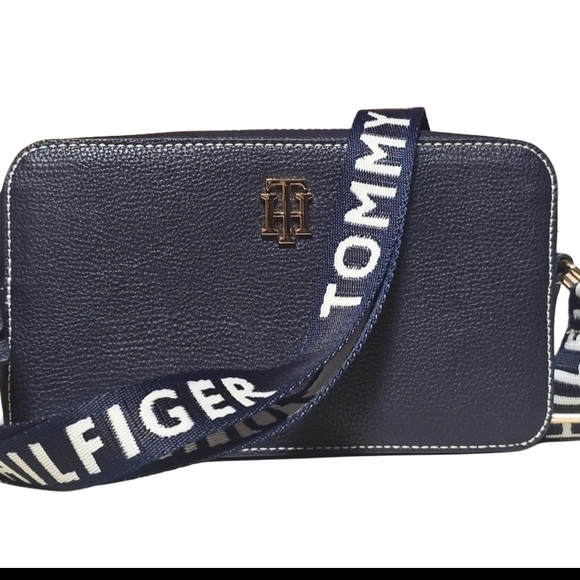 Billetera Cruzada de Cuero con Textura y Correa de Marca