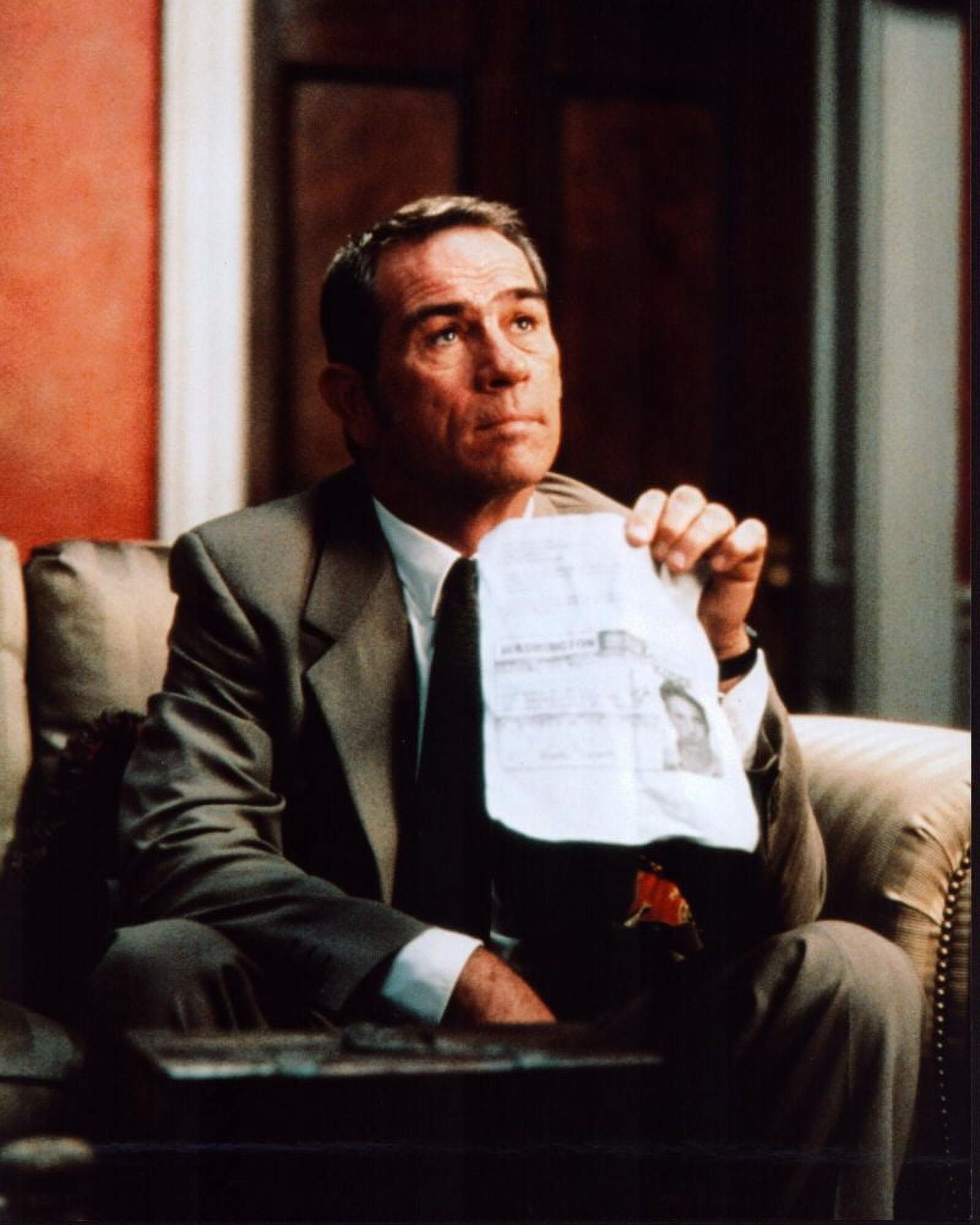 Tommy Lee Jones Holding Paper In Double Jeopardy Photo Print (8 x 10) Item MVM05077