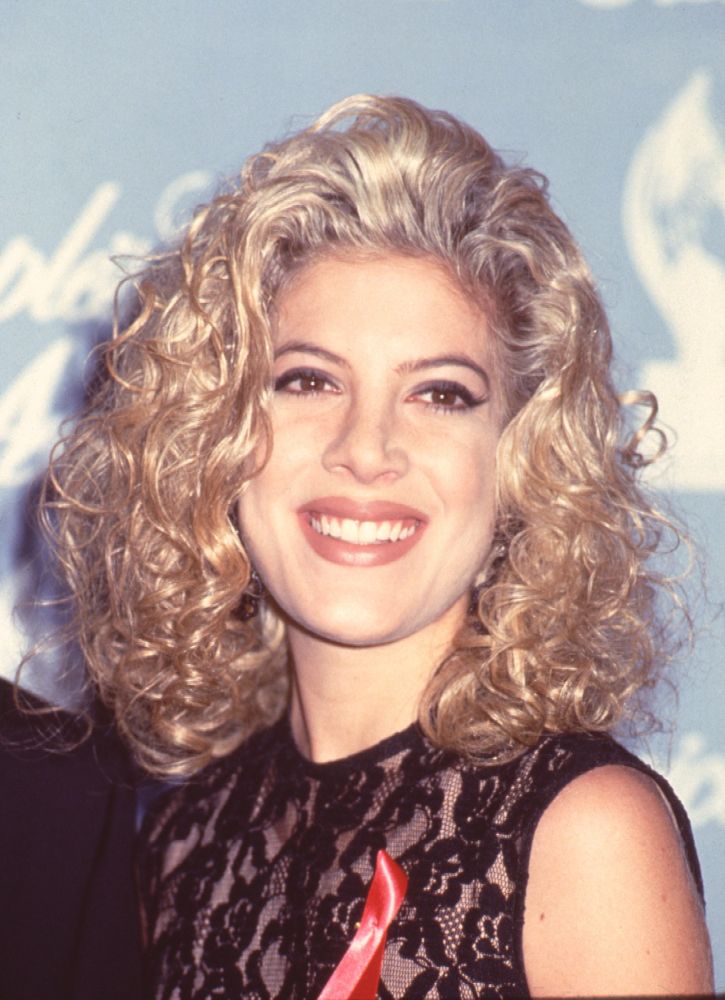 Tori Spelling Close Up In Black Lace Dress With Red Ribbon Pin At People'S Choice Awards Photo