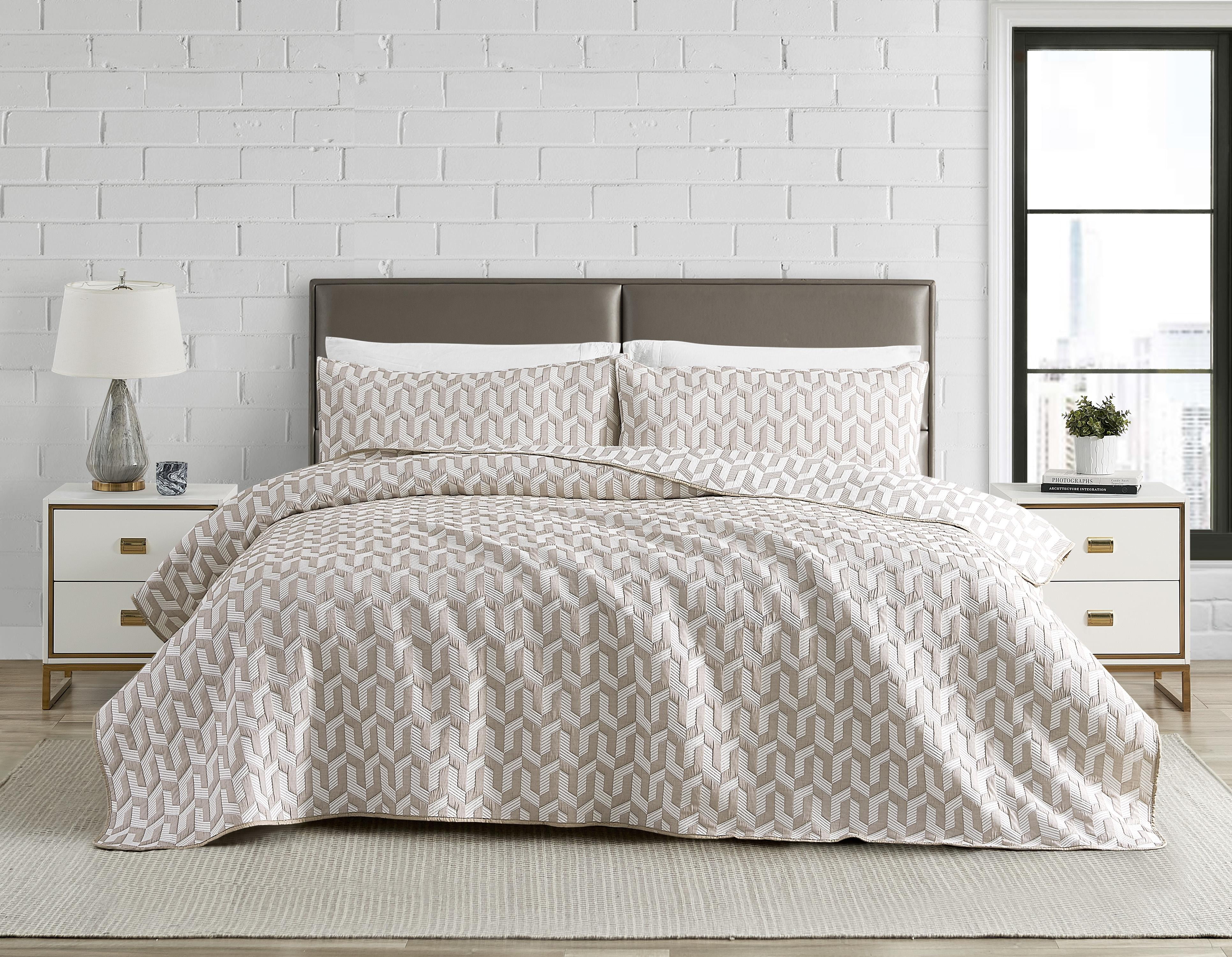 Torino Geo Taupe 3-Piece Soft Woven Matelasse Reversible Jacquard Cotton Blend Quilt Set - King