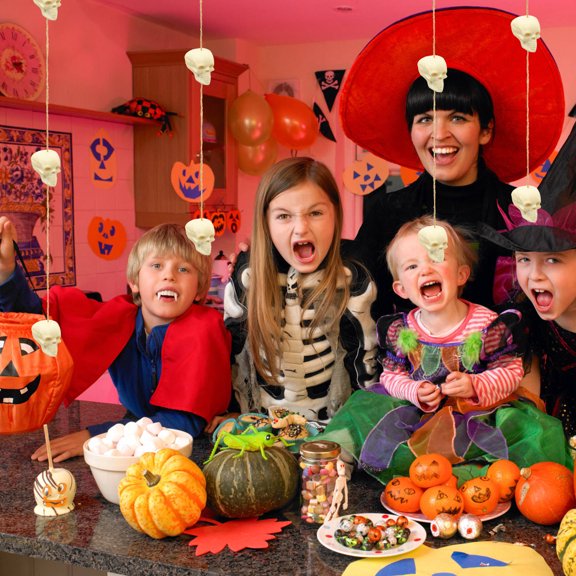 Toyvian Skull Hanging Decor Assorted Color Skull Head Gar 1Set