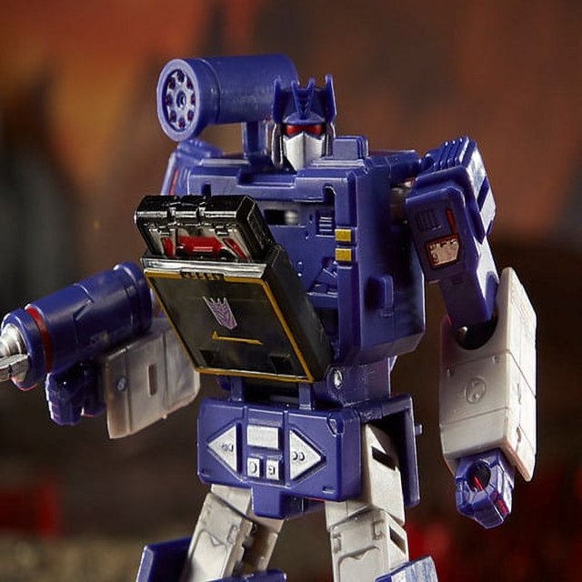 Transformers War for Cybertron Kingdom Core Soundwave