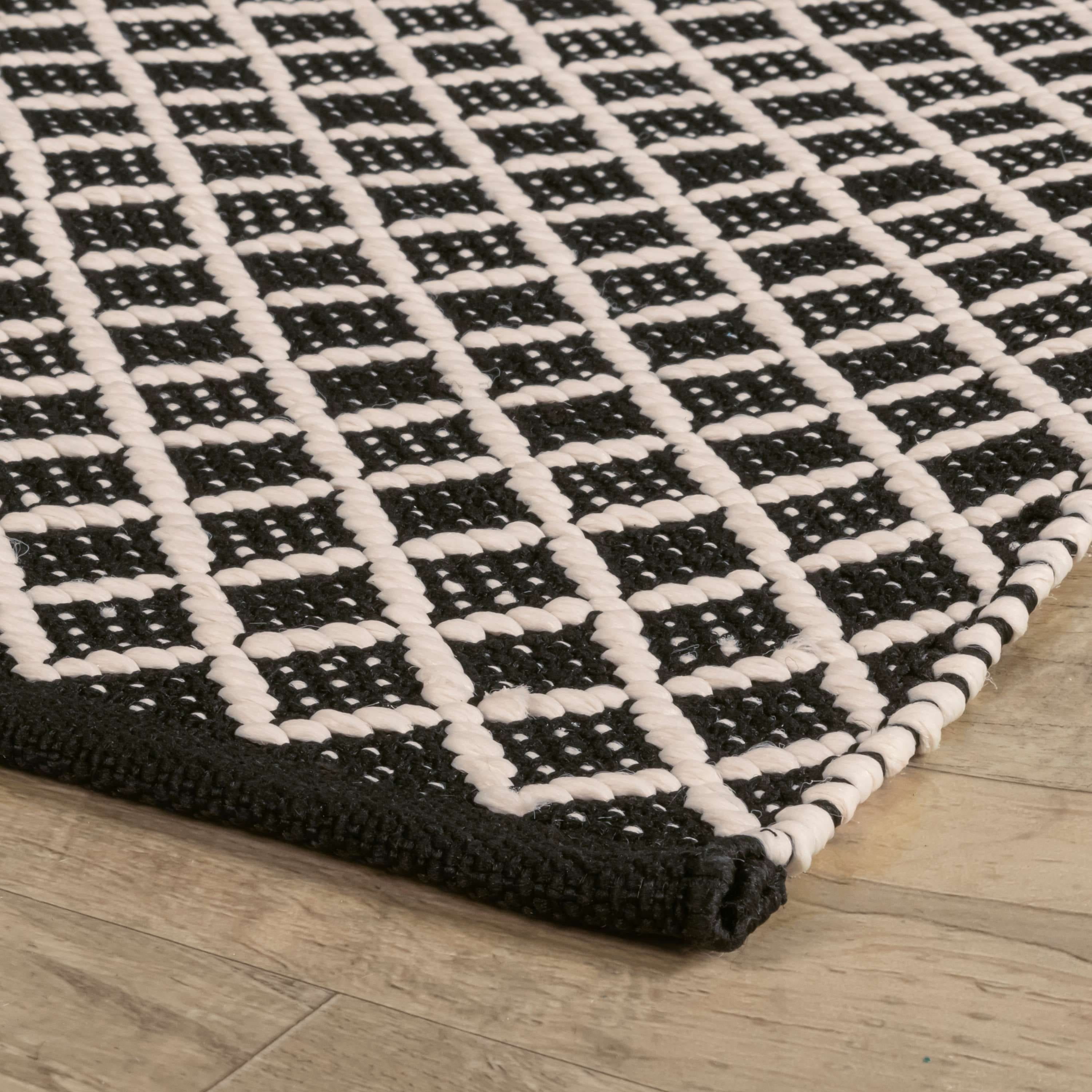Black and White Geometric Trellis Synthetic Indoor/Outdoor Rug, 5' x 8'