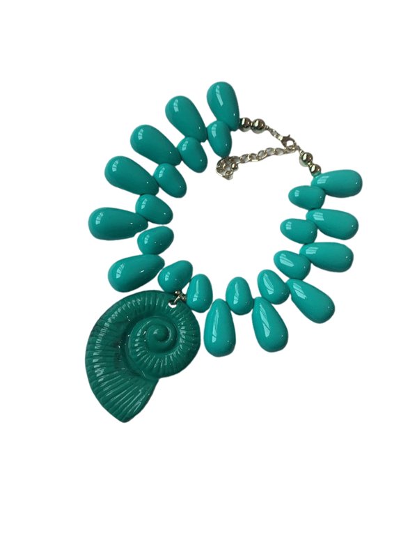 Trendy Conch Necklace Waterproof Jewelry Piece Clavicle Chain for Outfits Swimwear and Holiday Gift Giving