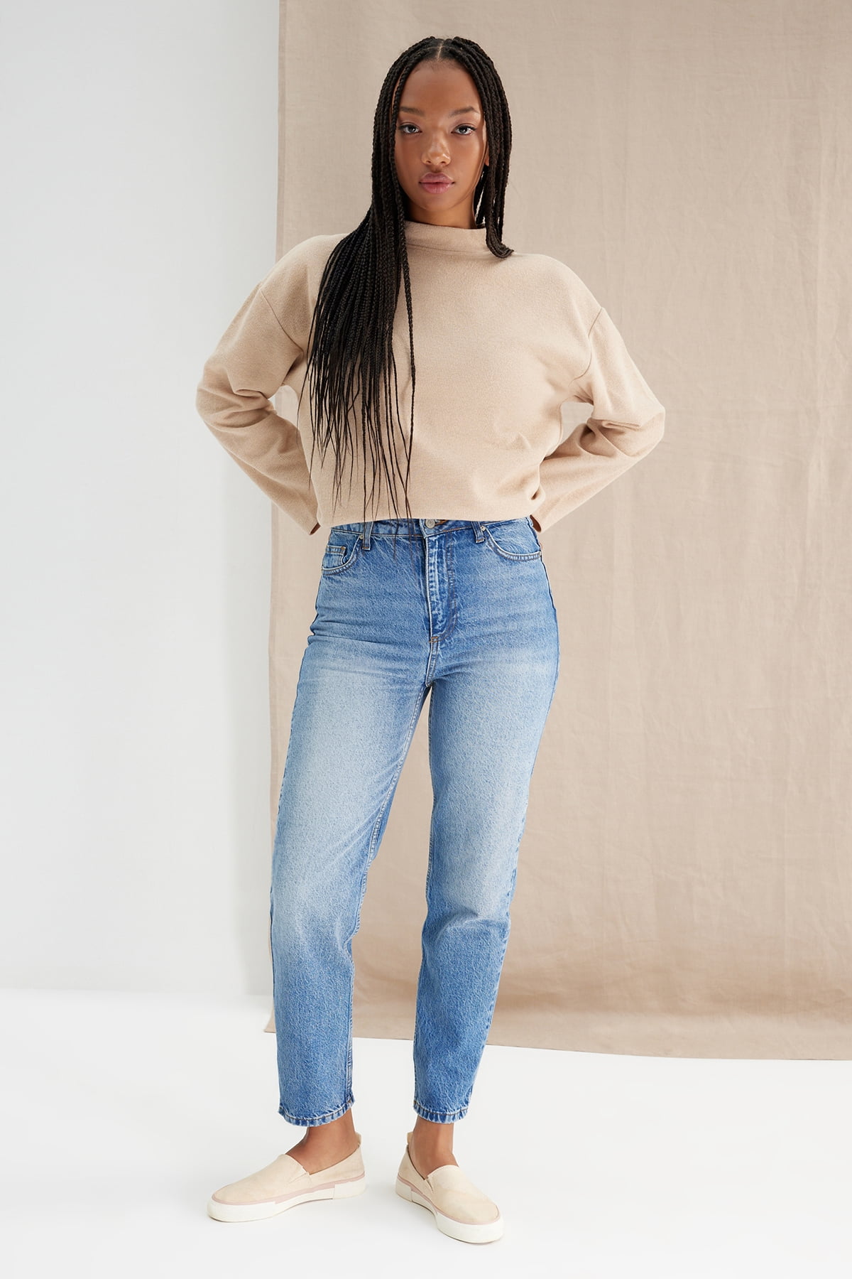 How to Wear Mom's Jeans and Outfit Styles | Off The Cuff
