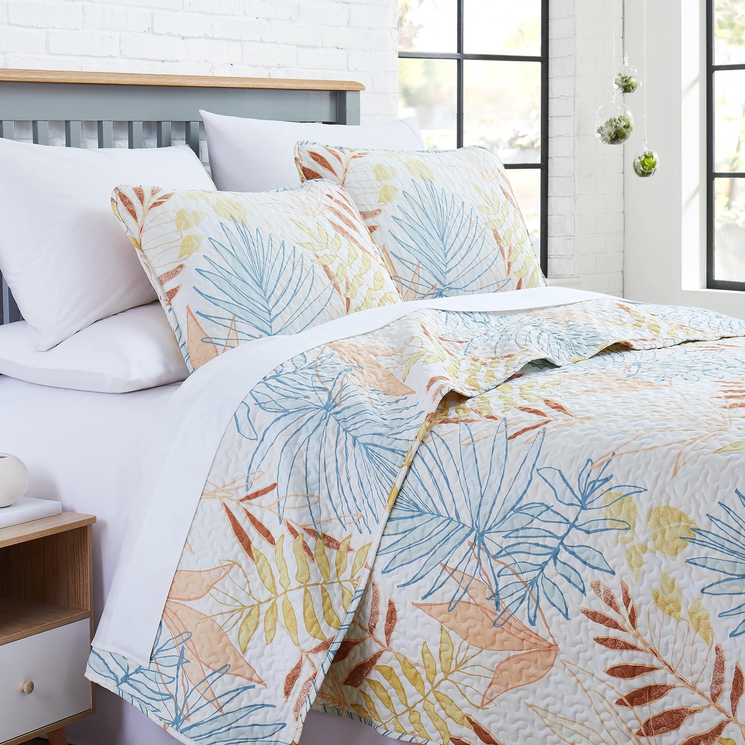 Southshore Fine Living, Inc. Tropic Leaf Collection, Oversized Quilts For King Bed, Lightweight Coverlet, All Season Quilt Set and 2 Quilted Pillow Shams, California/King Quilts, Cream