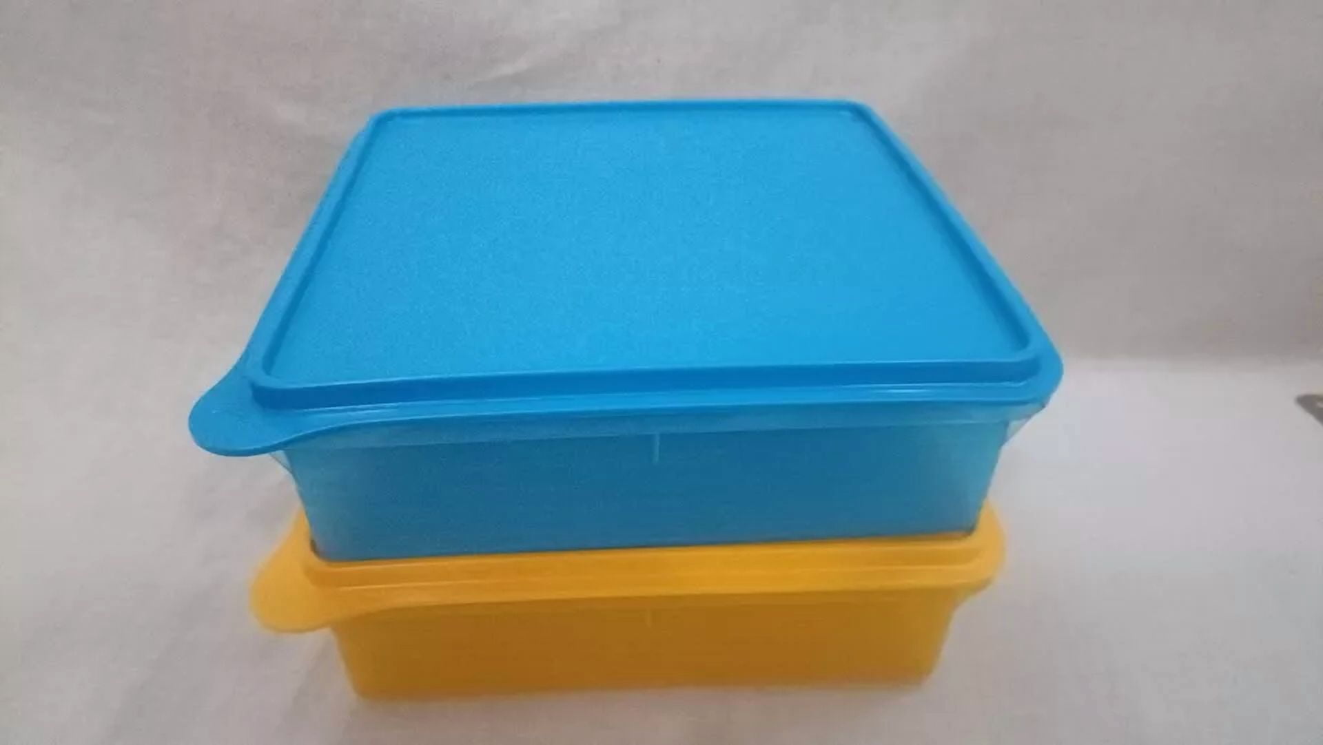 Tupperware Sweet Keeper Set Of 2 Store Cakes Muffins Square Food
