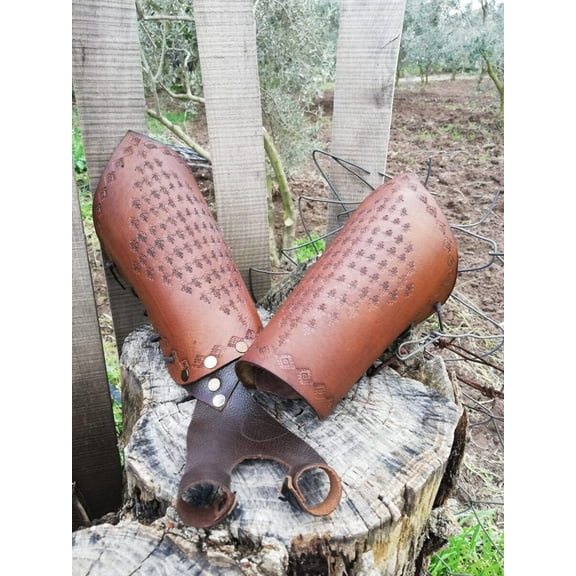 Two Archery Armguard Set Medieval Traditional Hunting Leather Bracers Armor Full Armguard with Archery Glove Finger Guard for Target Archery