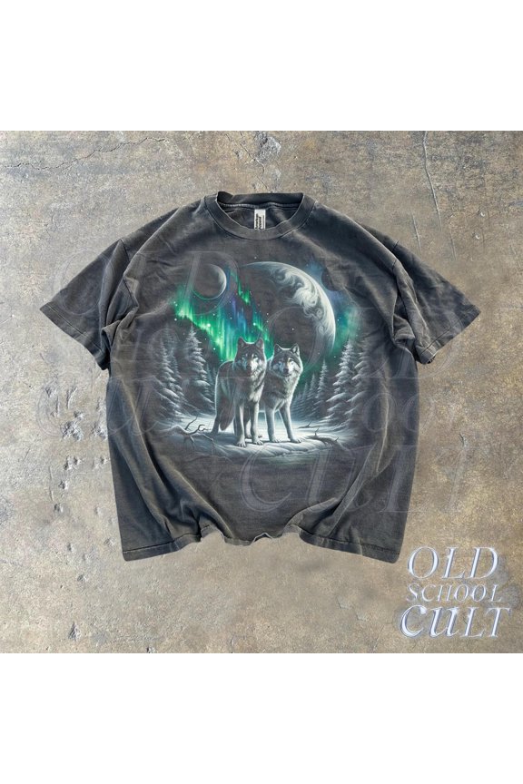 Two Wolf Halftone Graphic Shirt, Wolf Lovers Retro Tee, 2000s Nature Polar Lights Shirt, M