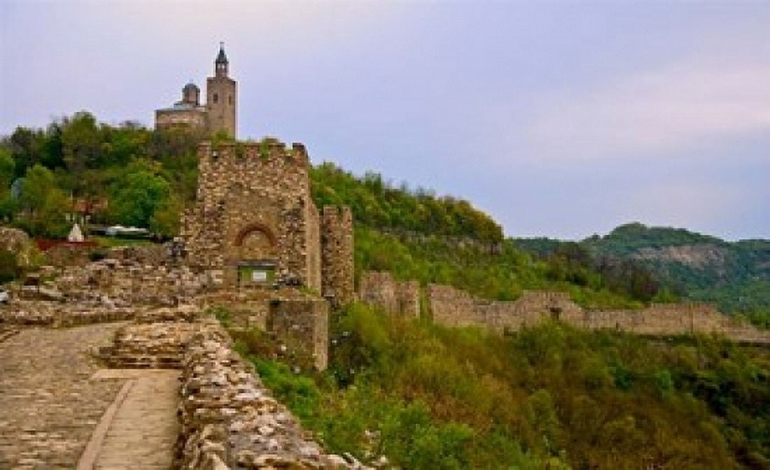 Tzarevetz Fortress Bulgaria Canvas Art - Joe Restuccia III DanitaDelimont (24 x 15)
