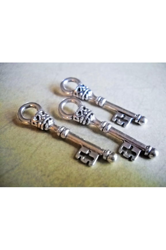 10 Skeleton Key Pendants Silver Key Charms Steampunk Supplies Findings