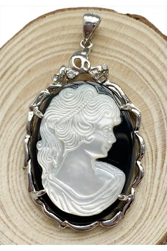 43x54mm Beautiful Shells Agate Queen Pendant