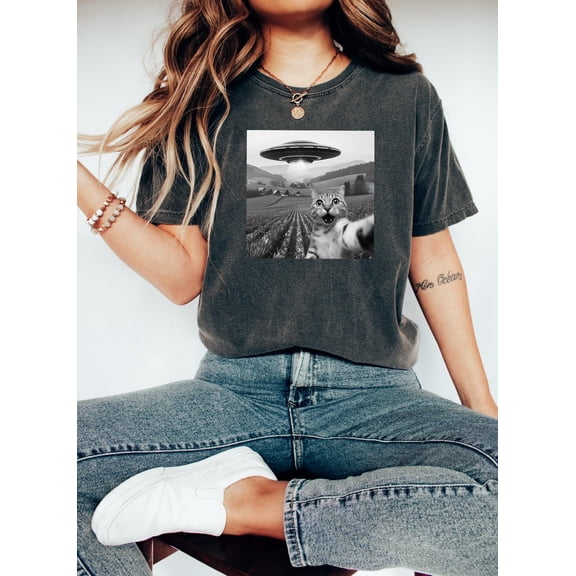 UFO Cat Selfie Shirt, Alien & Cat Lover, Cool Animal Lover Unisex T-Shirt, Quirky Space, Pet Design All Size S-5Xl