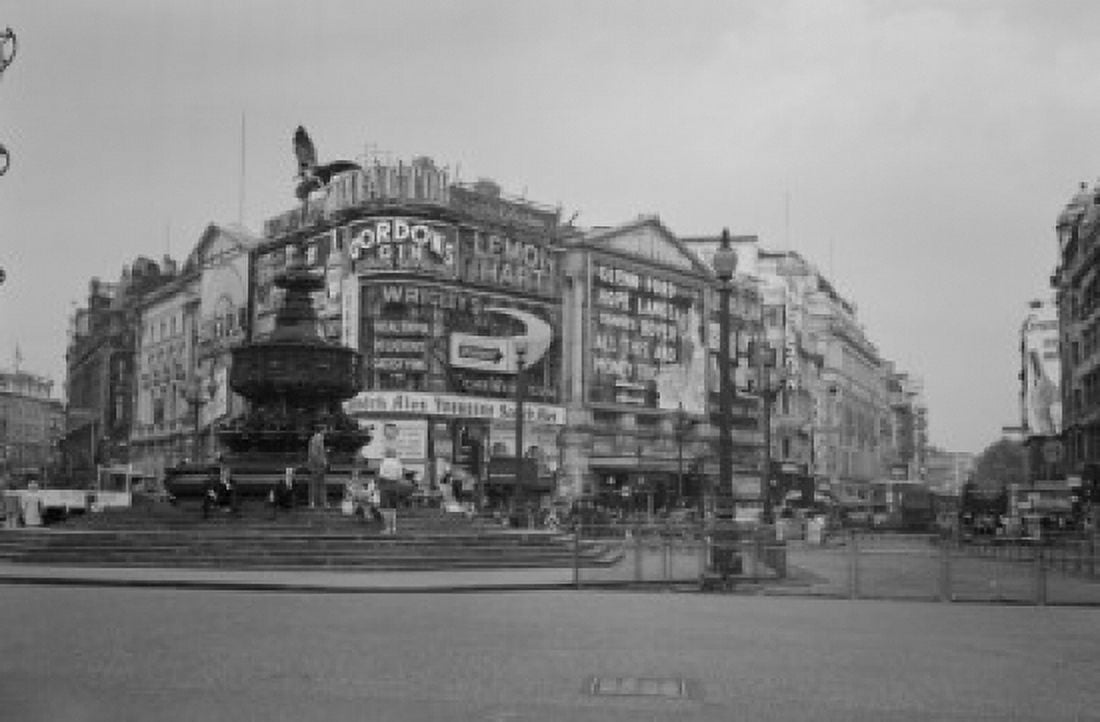 UK London Piccadilly Circus Canvas Art - (24 x 36)