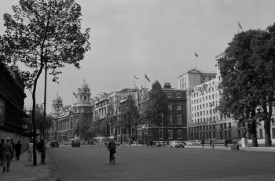 UK London Whitehall Street Canvas Art - (18 x 24)
