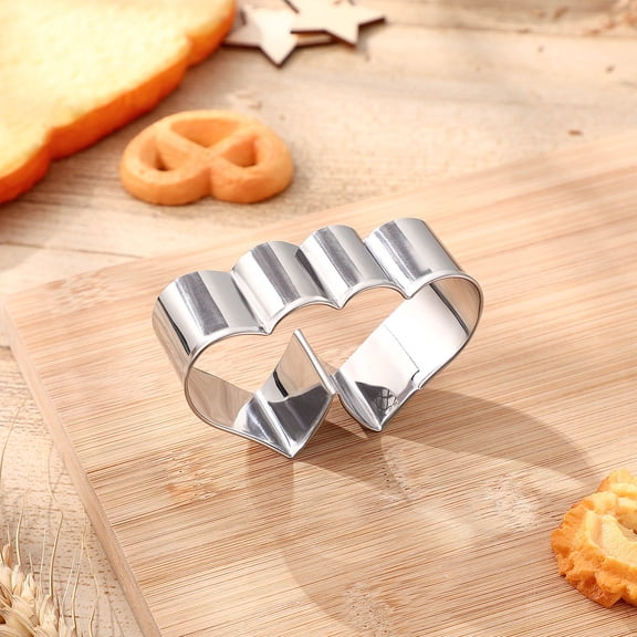 ULTNICE 6pcs Stainless Steel Heart Cookie Cutouts Non-Stick Baking Shape Heart Cookie for Home Baking