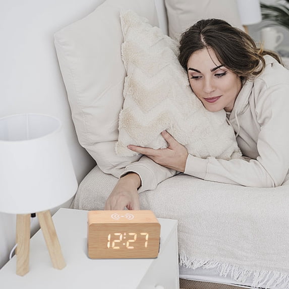 UNLLLL Nightlight Wireless Charging LED Wooden Alarm Clock, Multifunctional Voice Controlled Mute Electronic Clock, Wireless Charging Clock, for school, home