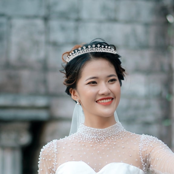 UPGRATOR Elegant Rhinestone Bridal Headpiece in Alloy for Weddings, Proms, and Special Occasions