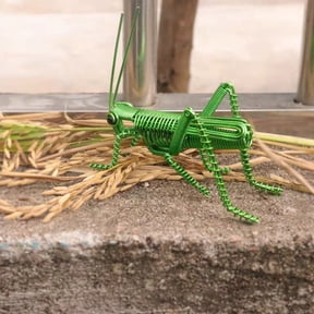 UPOUART Realistic Locust Figurine Set in Green Aluminum, Detailed Insect Model for Office Decor and Display